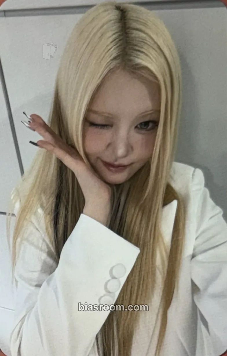 Ayne Heart Byte : LEGACY Photocard - HEART OF WOMAN - HEART OF WOMAN K-pop photocard