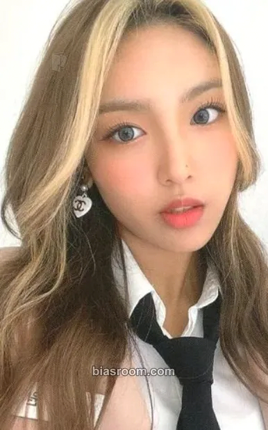 Chowon 2022 Season's Greetings Photocard - LIGHTSUM - LIGHTSUM K-pop photocard