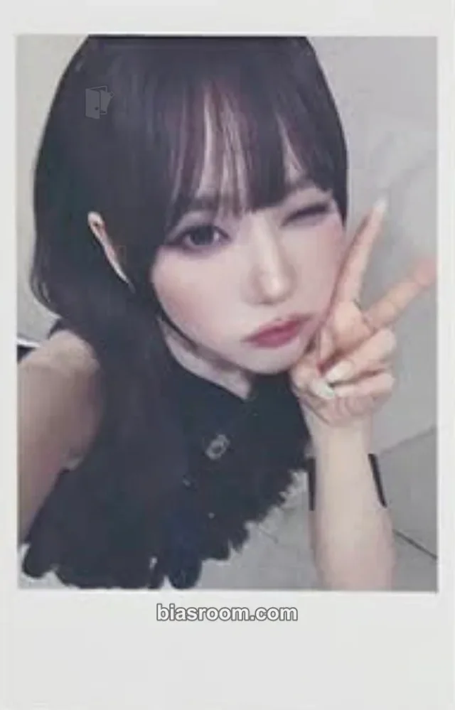 tripleS - Seoyeon - LOVE&POP pt.1 Album jump up polaroid fansign bad image - replace