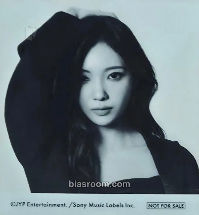 Mayuka Portfolio Photocard - NiziU - NiziU K-pop photocard