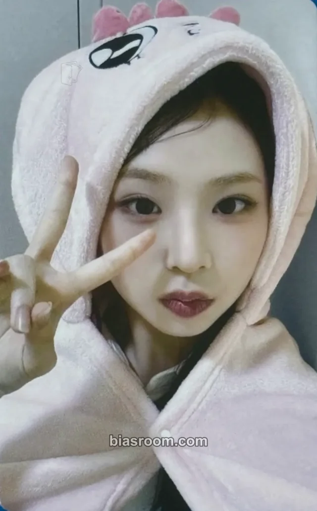 UNIS - Seowon - SWICY Album video call (fancall) jump up round 10