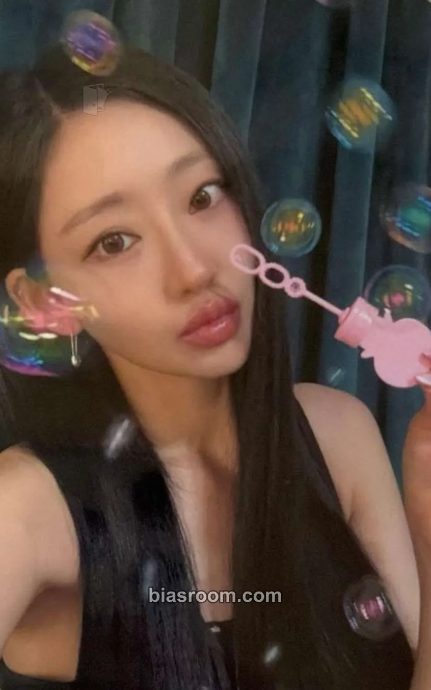 Julie Who Is She Photocard - KISS OF LIFE - KISS OF LIFE K-pop photocard