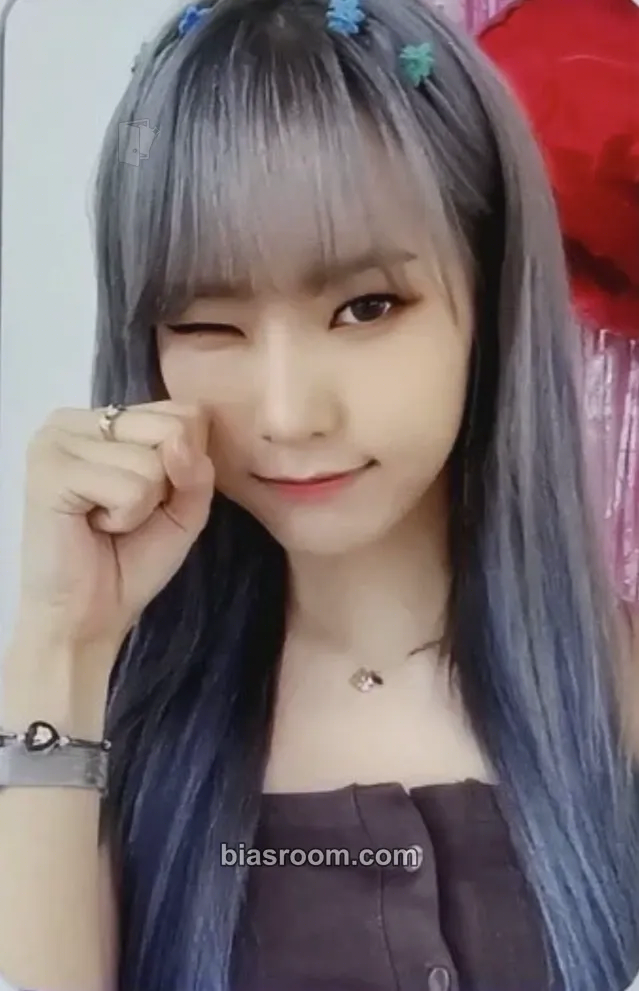 Monday Bliss Photocard - Weeekly - Weeekly K-pop photocard