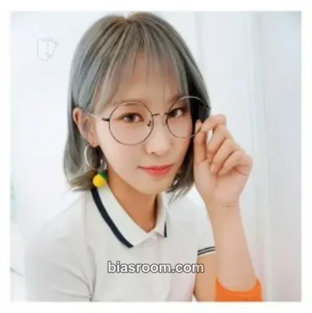 PRISTIN - Yuha (Gyeongwon) - Schxxl Out Album album inclusion postcard message card