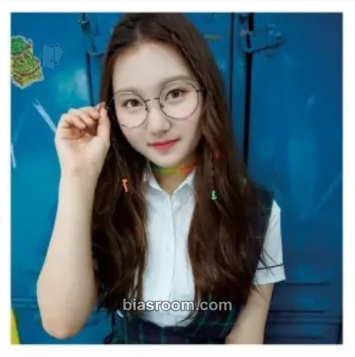 Sungyeon Schxxl Out Photocard - PRISTIN - PRISTIN K-pop photocard