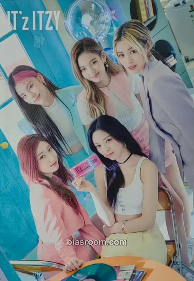 ITZY - IT’z ITZY Album trading card non-standard size japan merch photocard