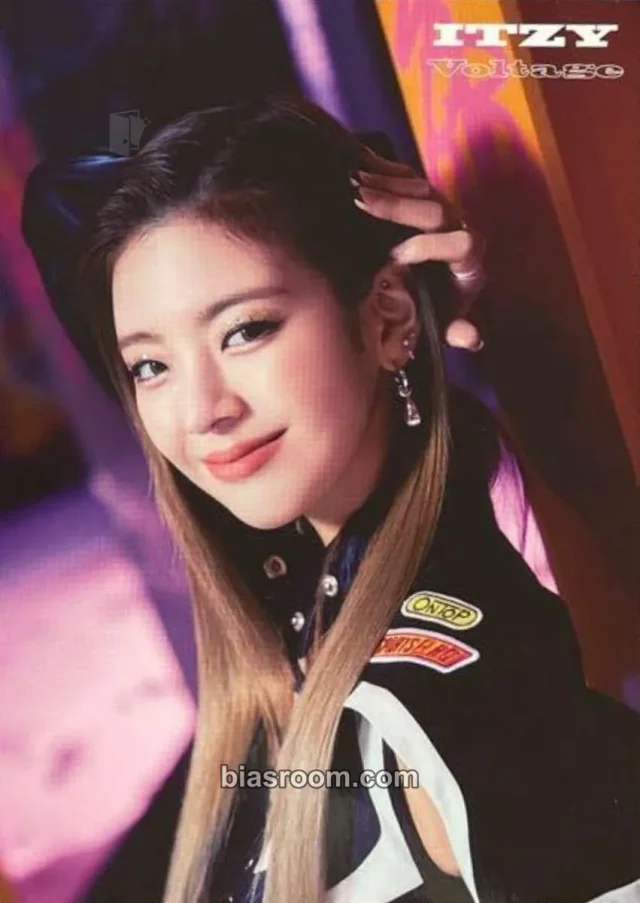 ITZY - Lia - Voltage Album merch photocard japan non-standard size trading card