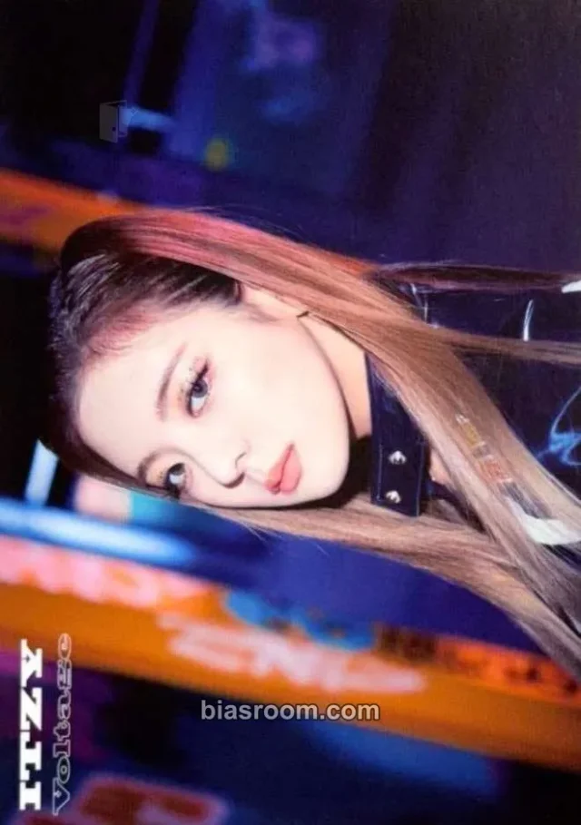 ITZY - Lia - Voltage Album trading card merch photocard japan non-standard size