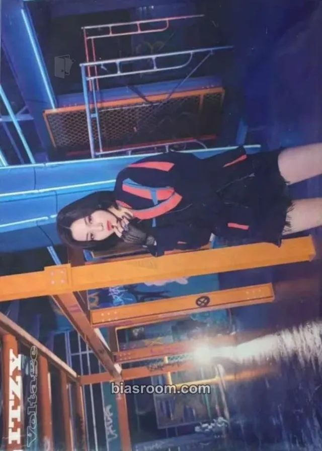 ITZY - Ryujin - Voltage Album trading card japan non-standard size merch photocard holographic (hologram)
