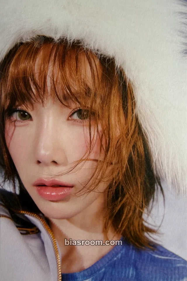 Girls' Generation - Taeyeon - 2022 Winter SMTOWN: SMCU PALACE Album postcard album inclusion
