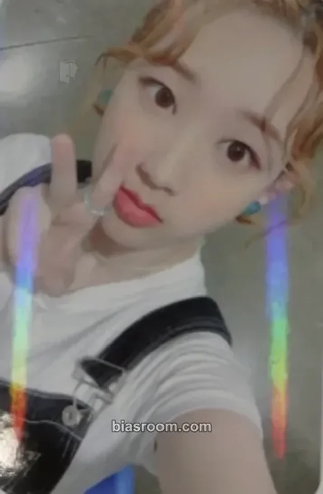 Weeekly - Jiyoon - Play Game : Holiday Album holographic (hologram) y global music (yglobal) pob (pre-order benefit)