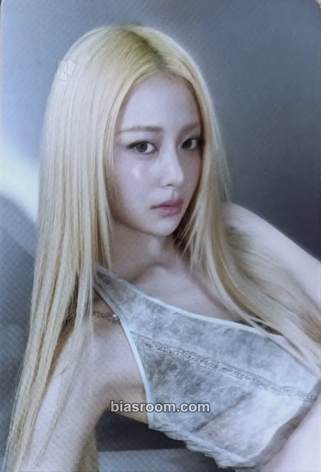 Huh Yunjin Pureflow Tour (2026) Photocard - LE SSERAFIM - LE SSERAFIM K-pop photocard