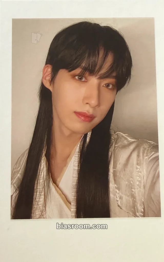 ONEUS - Xion - BLOOD MOON Album pob (pre-order benefit) polaroid
