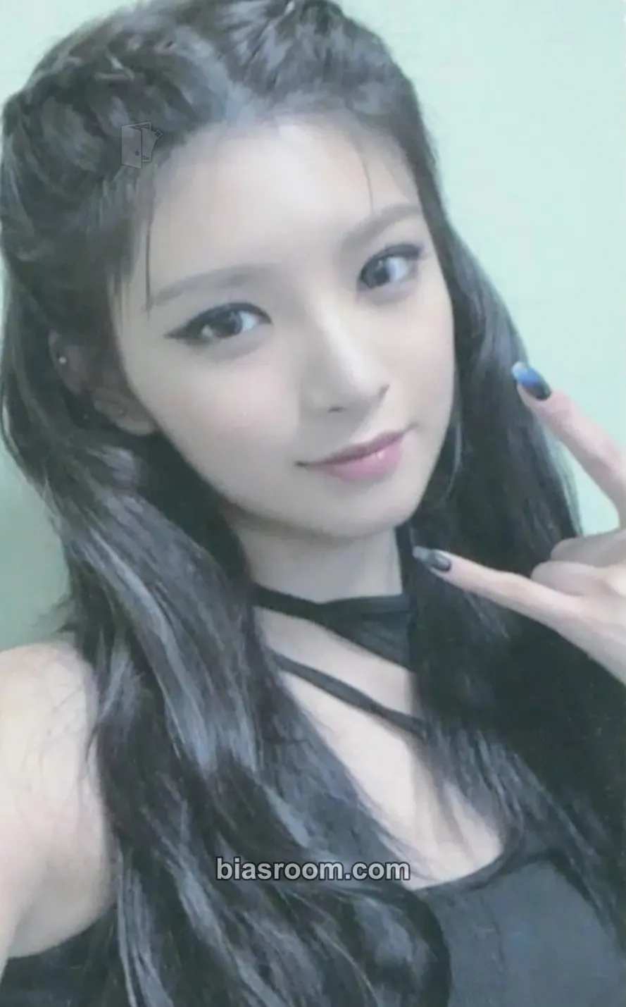 Yiren Return of The Girl Photocard - EVERGLOW - EVERGLOW K-pop photocard