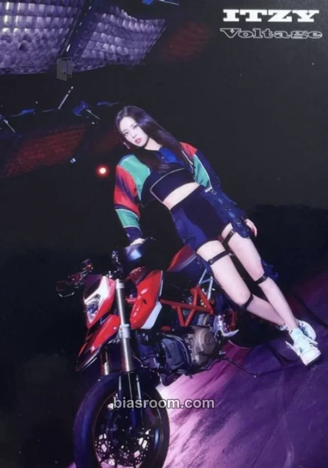 ITZY - Yuna - Voltage Album trading card japan merch photocard non-standard size