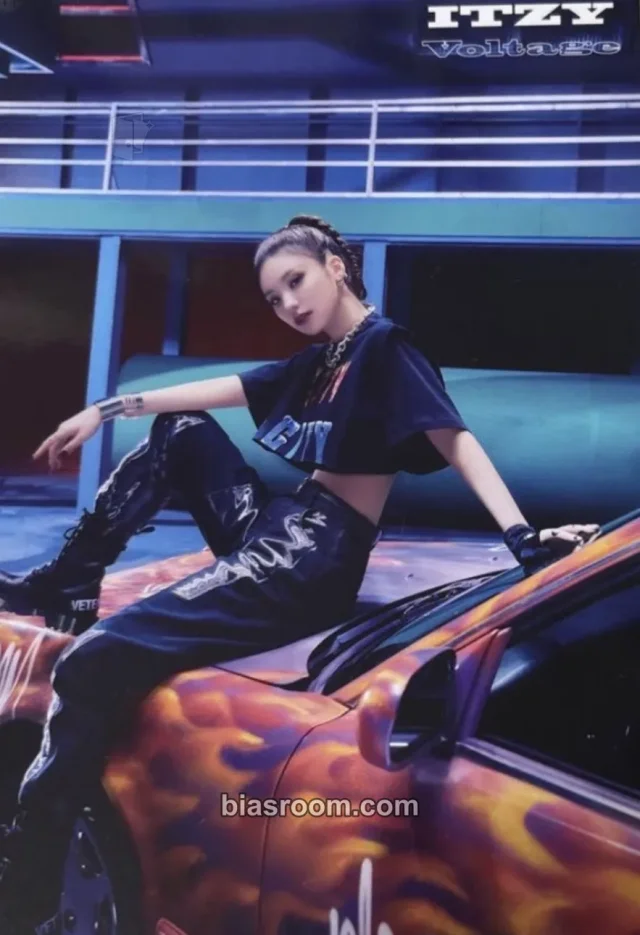 ITZY - Yeji - Voltage Album japan merch photocard non-standard size trading card