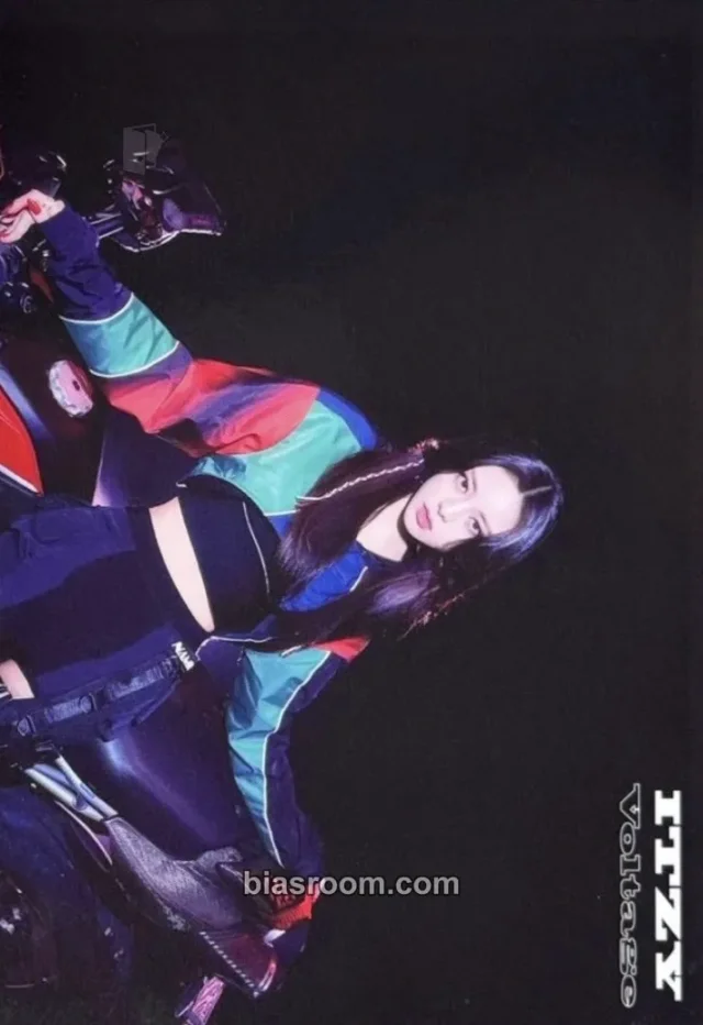 ITZY - Yuna - Voltage Album japan merch photocard non-standard size trading card