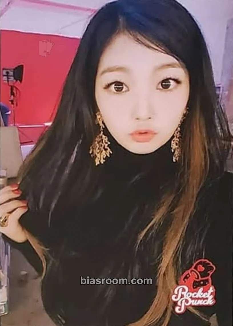 Yeonhee Red punch Photocard - Rocket Punch - Rocket Punch K-pop photocard