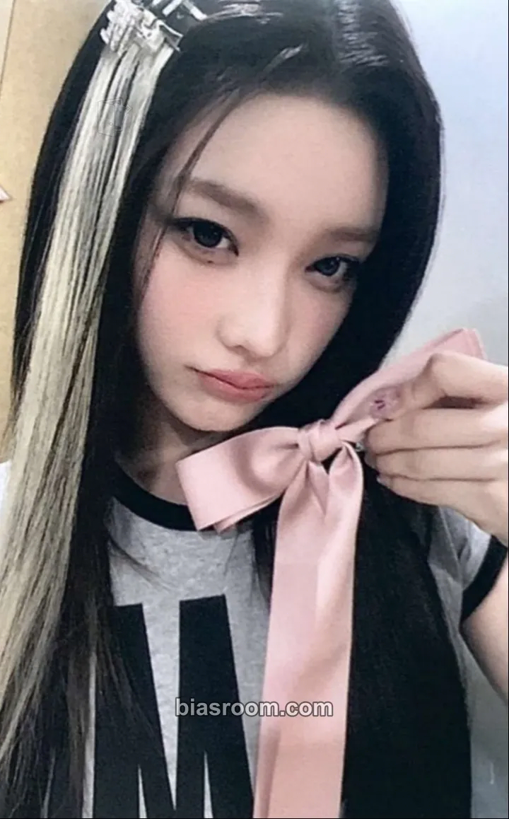 Iroha MAMIHLAPINATAPAI Photocard - ILLIT | Bias Room