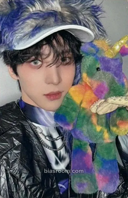 Yunho GOLDEN HOUR : Part.5 Photocard - ATEEZ - ATEEZ K-pop photocard