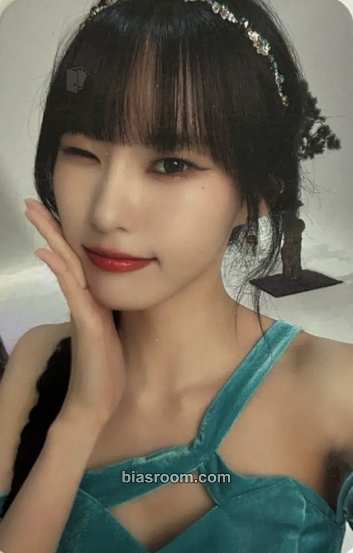 Monday 2025 Season's Greetings: Weeekly Fantasy Photocard - Weeekly - Weeekly K-pop photocard