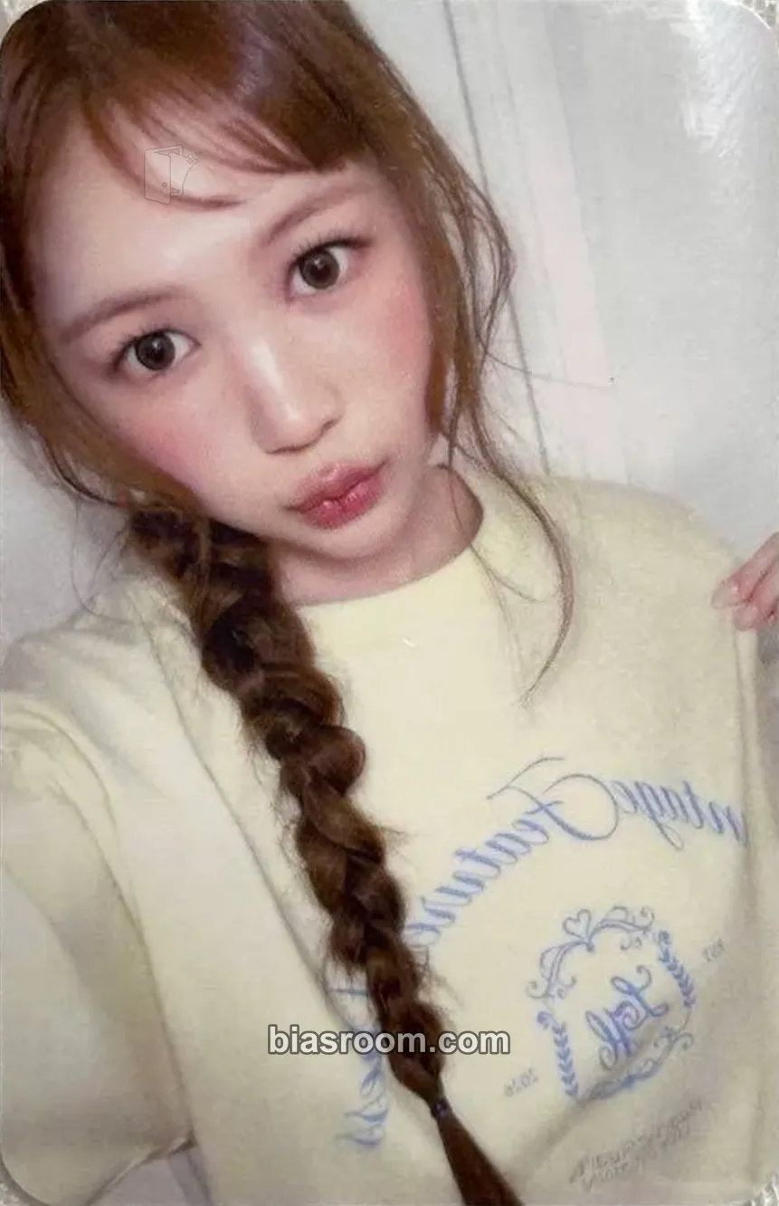Ye-on LILY BROWN meets Hearts2Hearts Photocard - Hearts2Hearts - Hearts2Hearts K-pop photocard