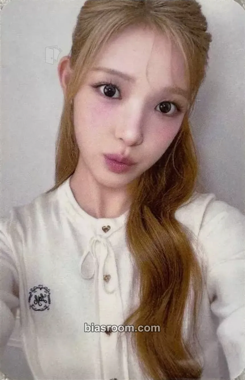 Yuha LILY BROWN meets Hearts2Hearts Photocard - Hearts2Hearts - Hearts2Hearts K-pop photocard