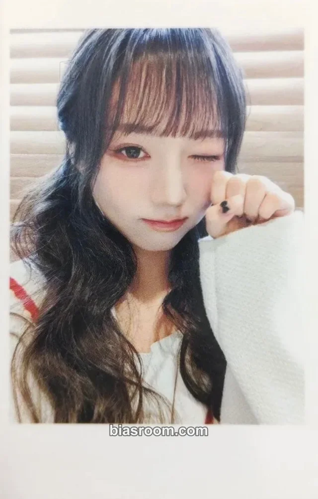 tripleS - Shion - Beyond Beauty Album jump up fansign round 4 polaroid