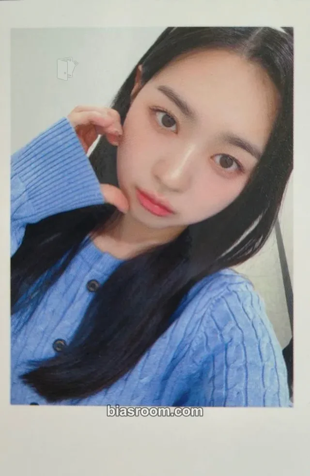 tripleS - Soomin - Beyond Beauty Album jump up fansign polaroid round 6