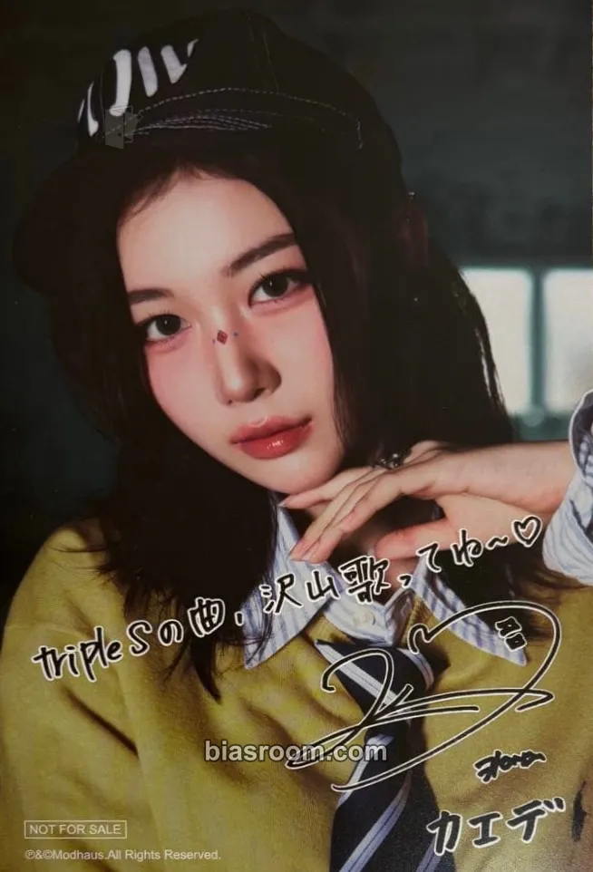 Kaede tripleS x Karaoke Manekineko Photocard - tripleS - tripleS K-pop photocard