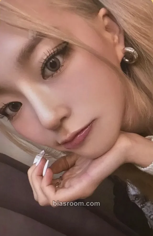 Yeeun - Yeeun - The Beginning Album album photocard red version
