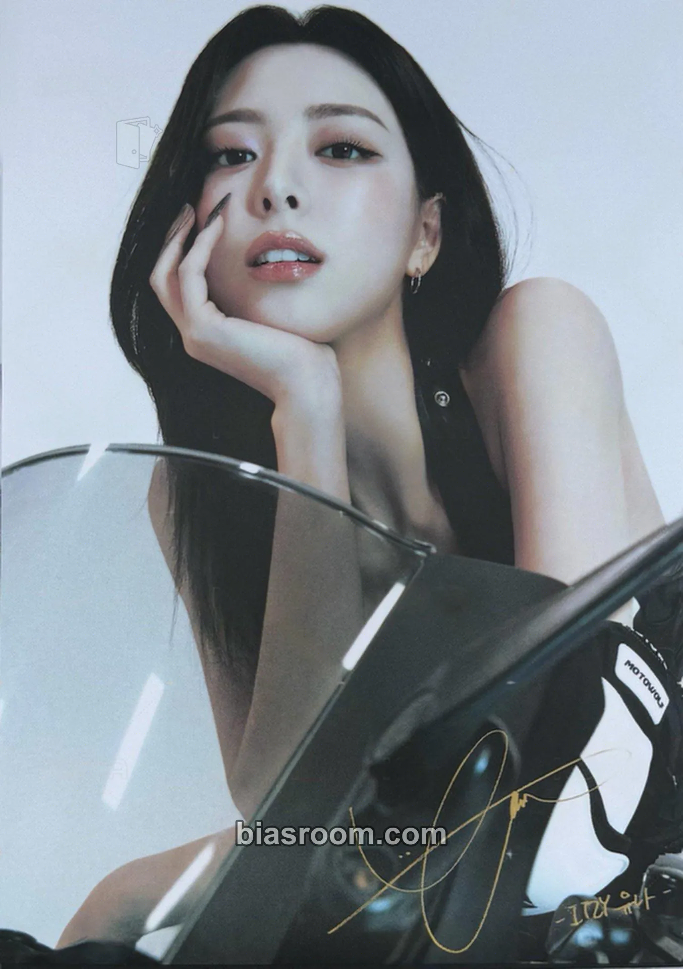 Yuna ITZY 3rd World Tour 'Tunnel Vision' Photocard - ITZY - ITZY K-pop photocard