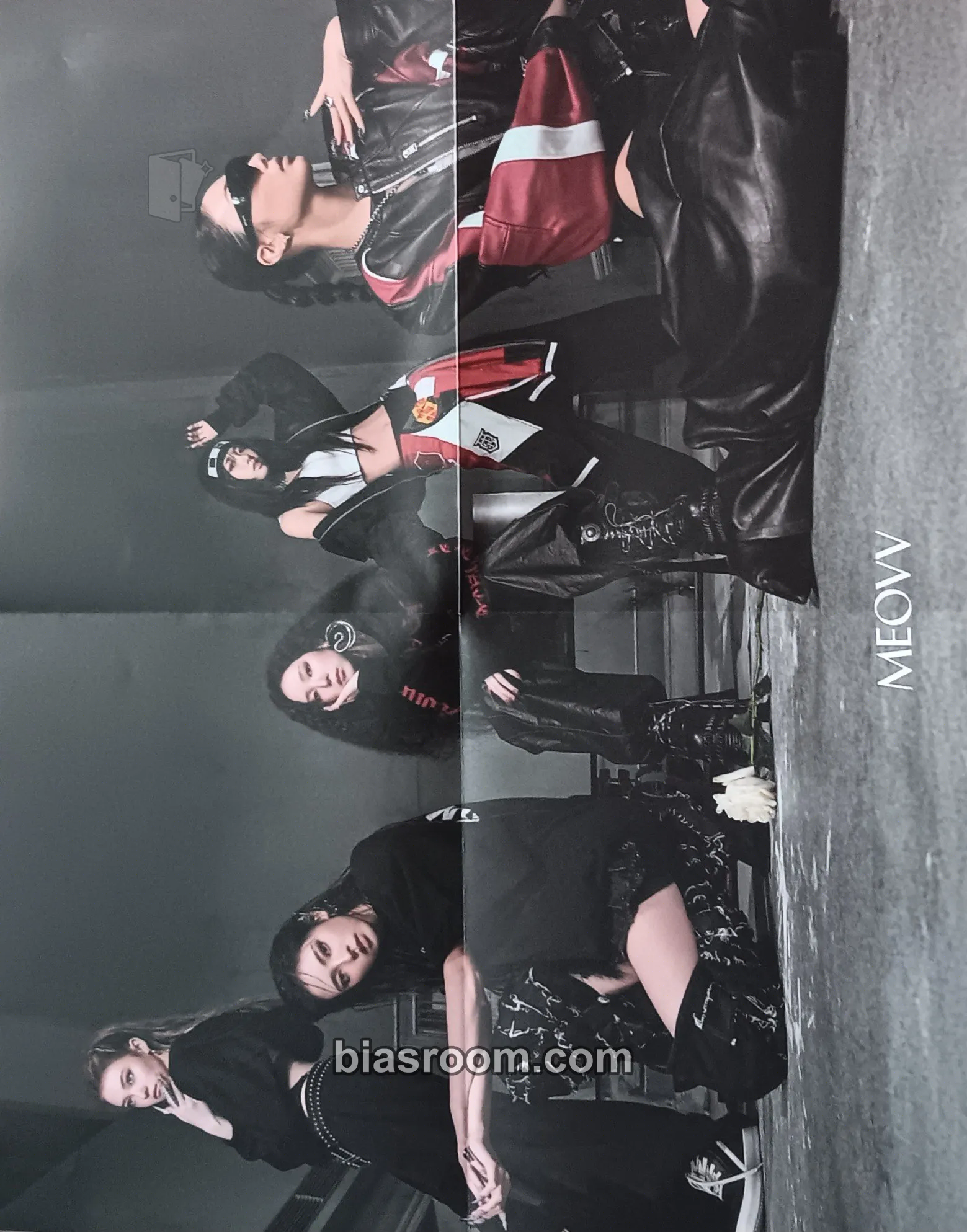 BITE NOW Photocard - MEOVV - MEOVV K-pop photocard