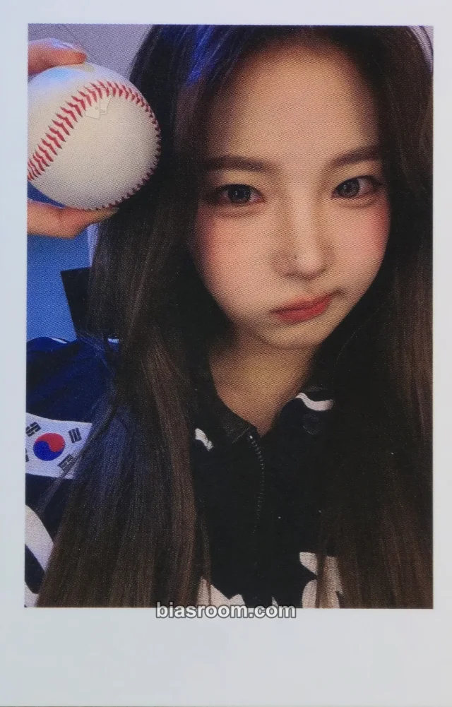 tripleS - Hayeon - Assemble25 Album jump up fansign polaroid