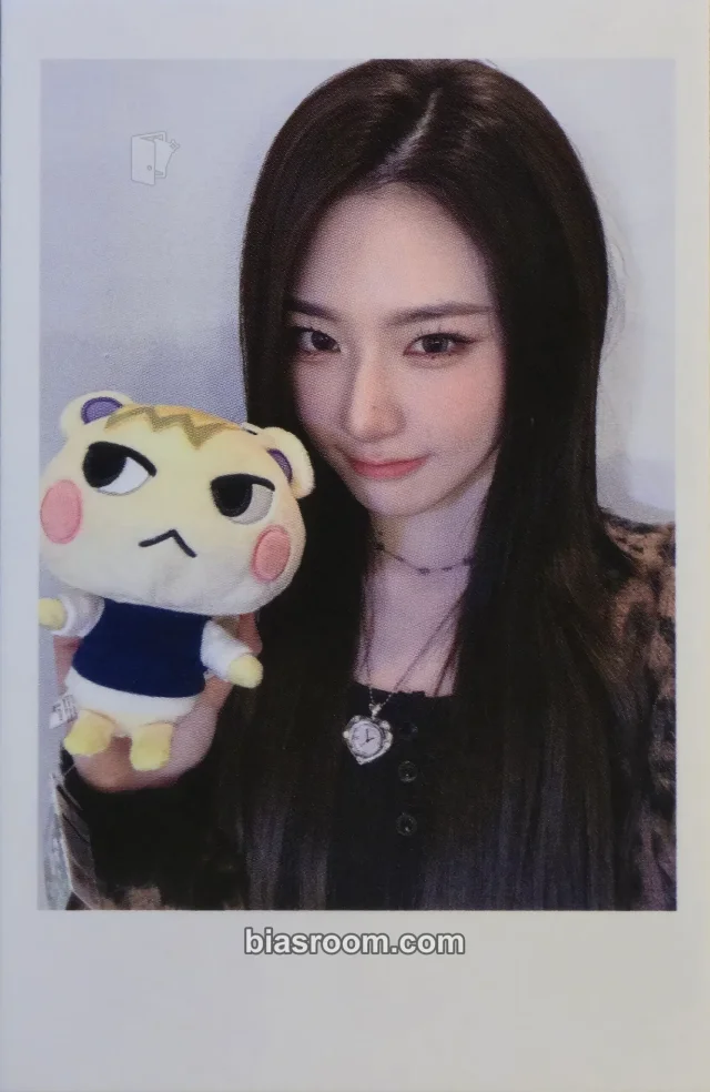 tripleS - Xinyu - Beyond Beauty Album jump up video call (fancall) polaroid