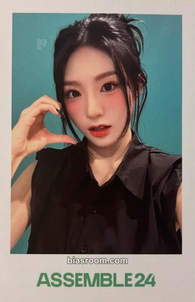 tripleS - Xinyu - Assemble24 Album everline video call (fancall) polaroid round 11