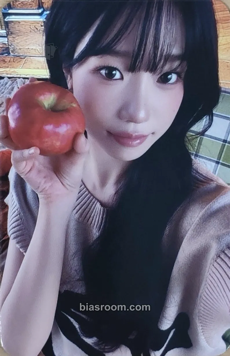 Jo Yuri SEASON’S GREETINGS 2026 - 365 Days with YO(U)RI Photocard - Jo Yuri K-pop photocard