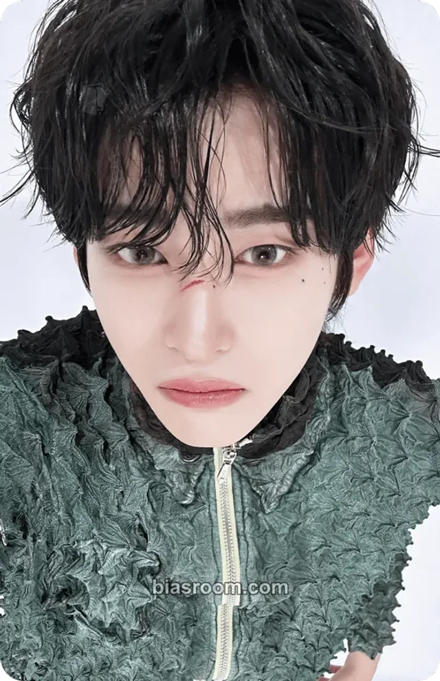 idntt - ToWa - itsnotover Album album photocard chrome heart version