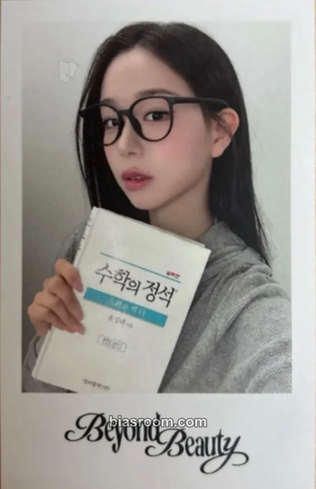 tripleS - Chaeyeon - Beyond Beauty Album hellolive video call (fancall) 1:1 round 4 polaroid