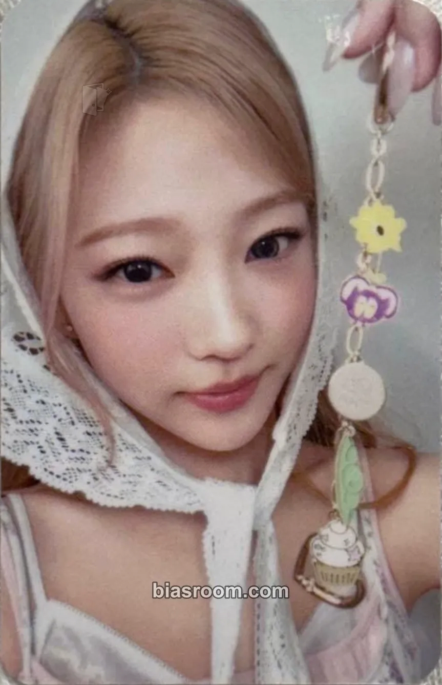 Stella LILY BROWN meets Hearts2Hearts Photocard - Hearts2Hearts - Hearts2Hearts K-pop photocard