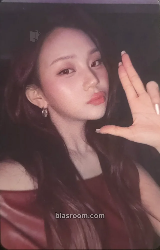 VIVIZ - Umji - New Legacy World Tour Event merch photocard keyring
