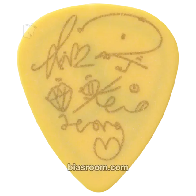Lovelyz - Sujeong & Kim Jiyeon (Kei) & Mijoo - Muse on Music Album album inclusion guitar pick