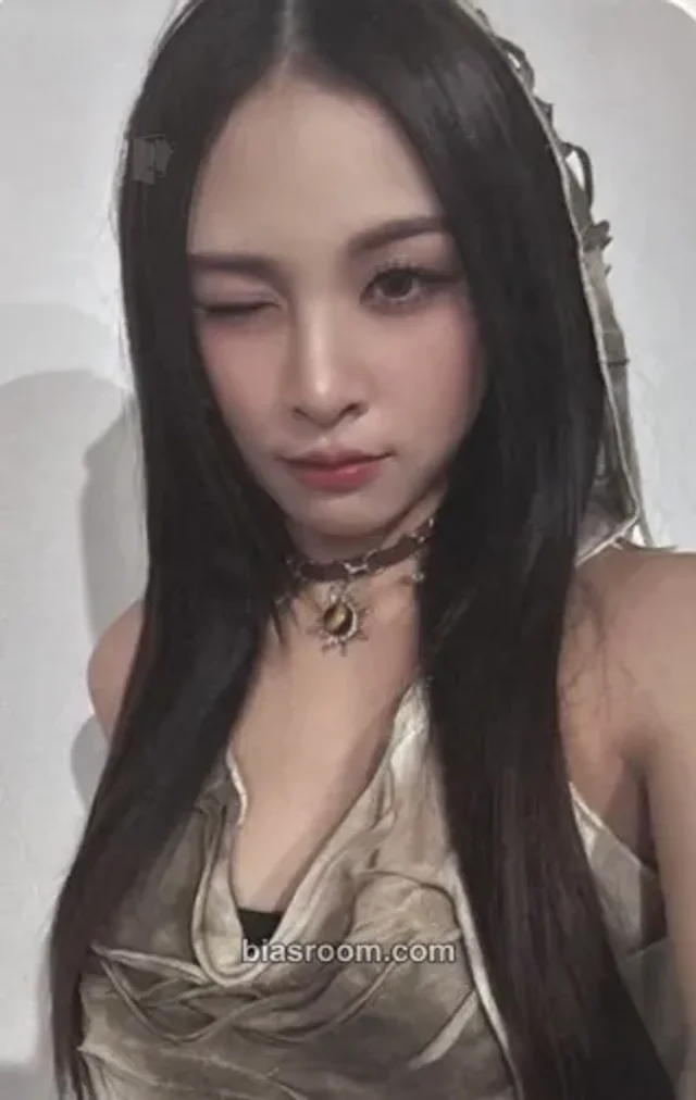 W!TCHX - Niaa - MAKE A WISH? MAKE A WITCHX - 1st Fanmeeting Event photocard set christmas event A version