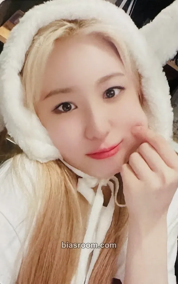 Lee Chaeyeon Over The Moon Photocard - Lee Chaeyeon K-pop photocard