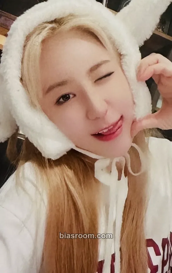 Lee Chaeyeon Over The Moon Photocard - Lee Chaeyeon K-pop photocard