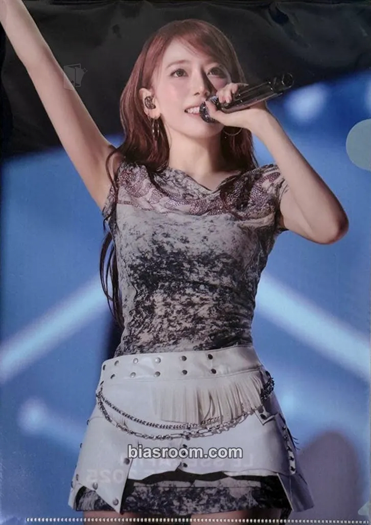 Sakura 2025 Japan Special Cafe 'Easy Crazy Hot' Photocard - LE SSERAFIM - LE SSERAFIM K-pop photocard