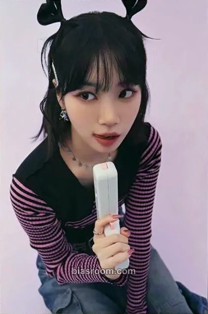 Kim Chaewon 2023 Japan Special Cafe Photocard - LE SSERAFIM - LE SSERAFIM K-pop photocard