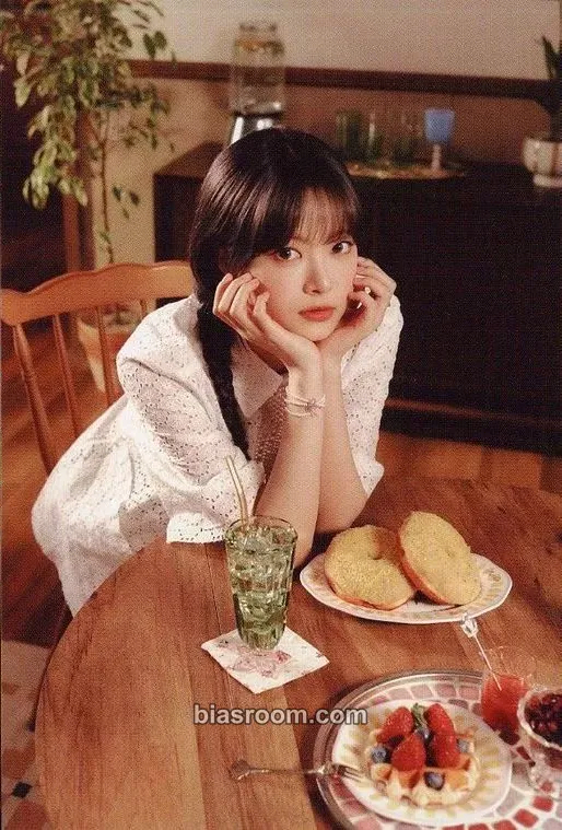 Hong Eunchae 2024 Japan Special Cafe 'Nostalgic Moments' Photocard - LE SSERAFIM - LE SSERAFIM K-pop photocard
