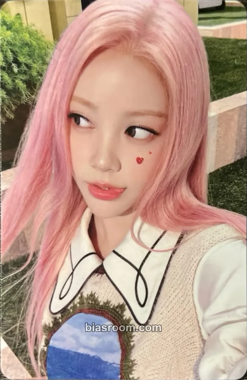 Carmen Happy Birthday! (2026) Photocard - Hearts2Hearts - Hearts2Hearts K-pop photocard