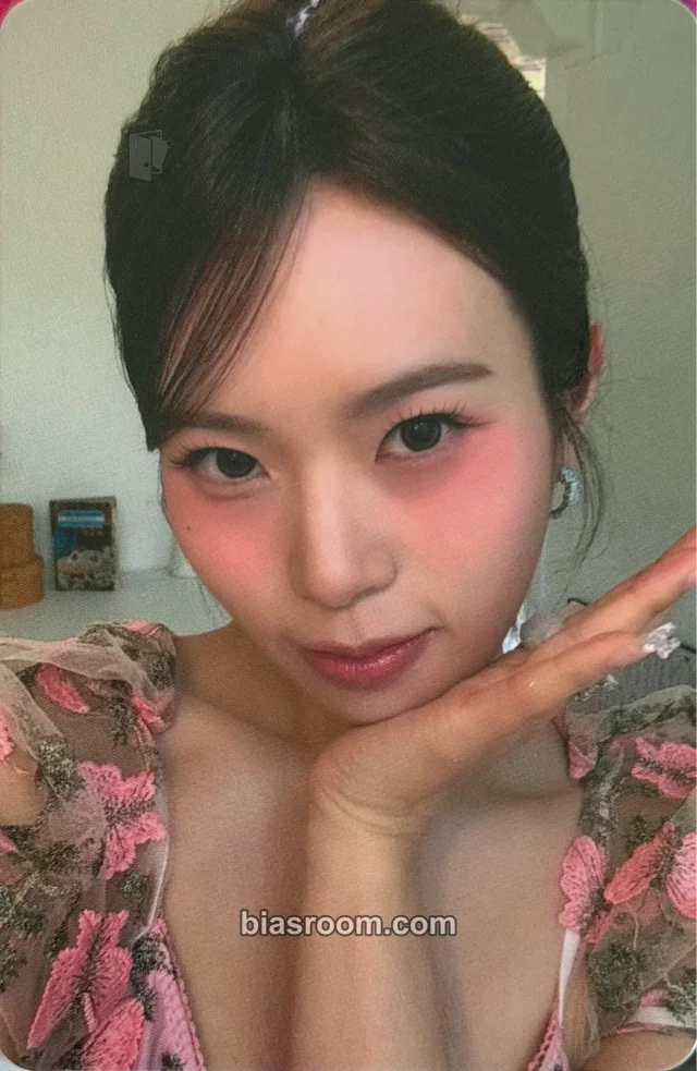 Miku I:MOND Under My K-pop photocard